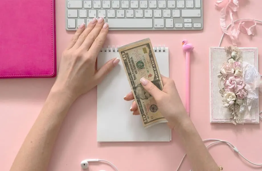 Managing your money is not something you just know how to do. It takes time and learning to form habits that help you with your personal finances. Here are some of the habits of people who manage their money well that you can adopt today.