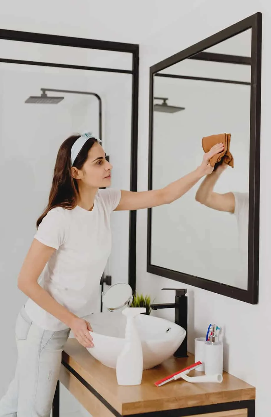 Daily routines are a brilliant way to help simplify your life, reduce overwhelm, and help you feel like you're in control of your day.