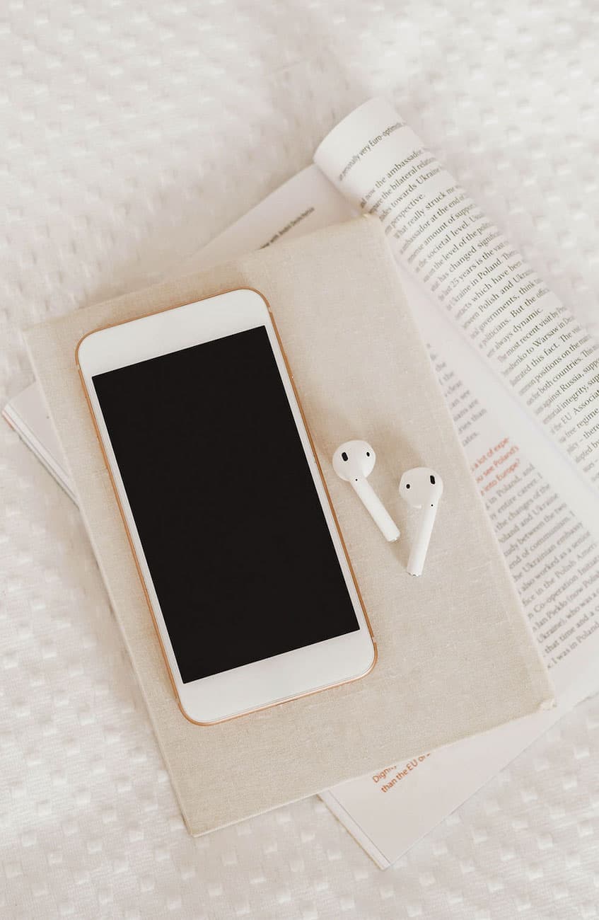 Is your smart phone filled with clutter, have no storage space left, and is running super slow? Give your digital space a spring clean by decluttering your phone in these 5 easy steps (I promise it's a lot easier than you think).