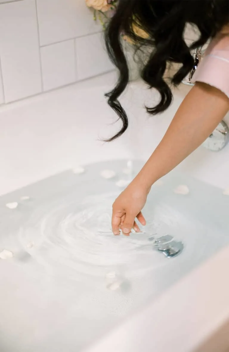 As women, self care shouldn't be considered a luxury upgrade to our lives, or make us feel like we are being selfish. Self care is simple habits that will help us to live our best, most healthy, and joyful lives. Here are 21 self care habits every woman should practice.