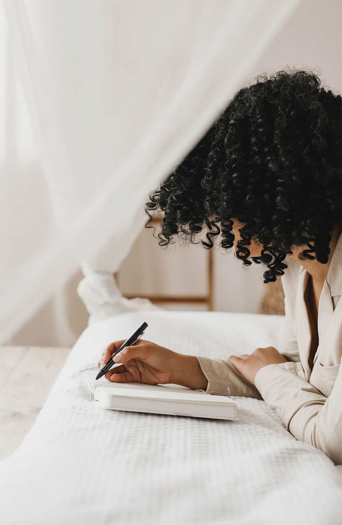 So you've discovered positive affirmations and want to start incorporating them in your daily life. Congratulations! Here is how you can start writing your affirmations for 21 days and why you should do it.