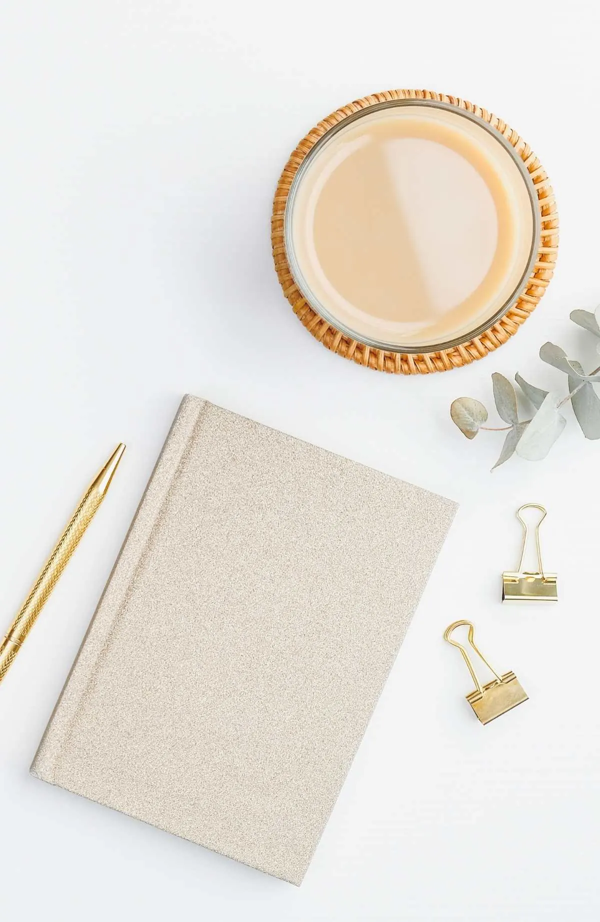 The practice of journaling has been around for centuries, and there’s a reason why – because there are so many powerful benefits of journaling, and this simple activity can have a massive impact on many areas of your life. Here are 21 powerful benefits of journaling for your daily life and mental health.