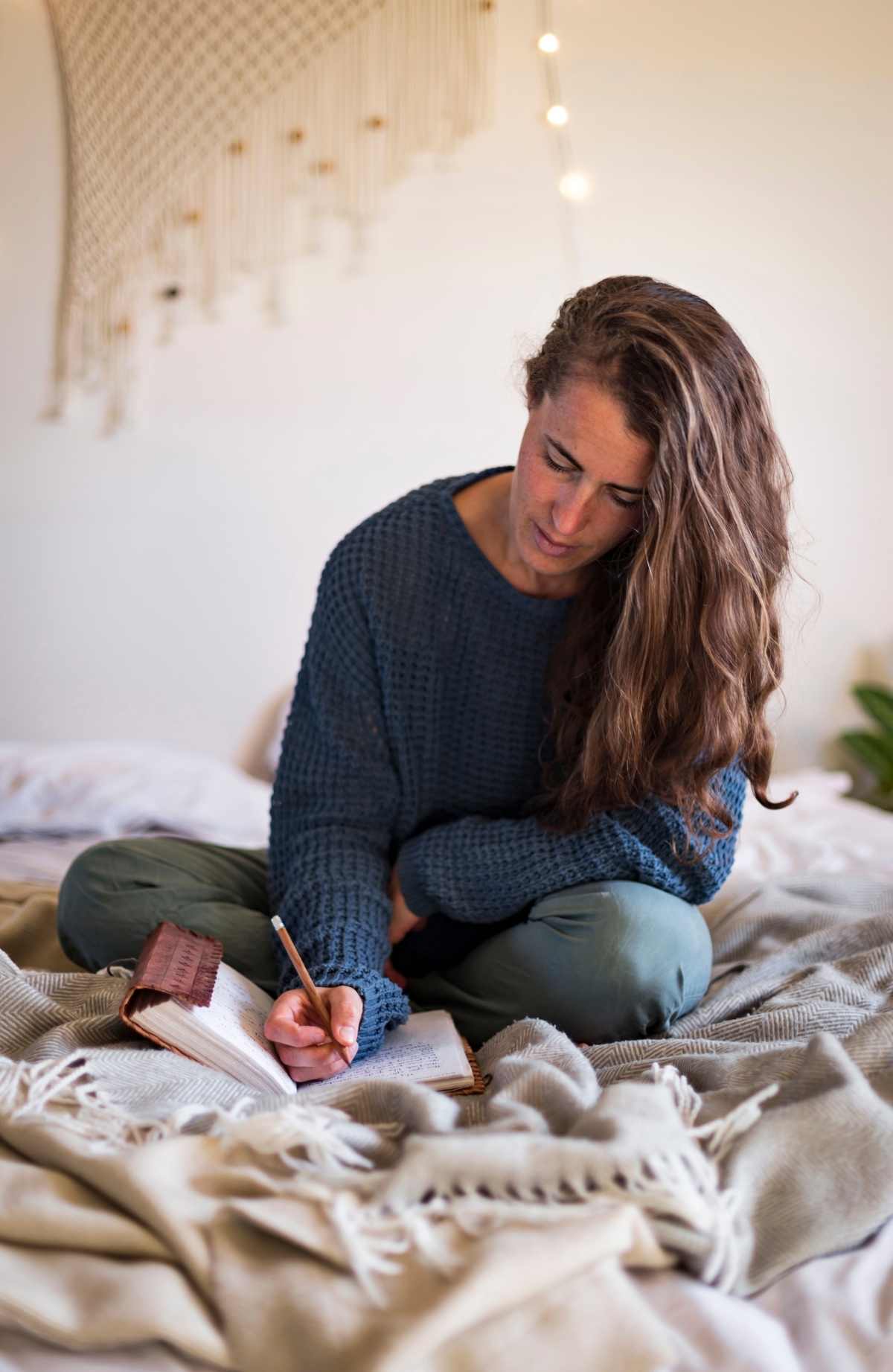 Journaling is a form of self-care that can be hugely beneficial for your mental health. There are many ways to express yourself through journaling. Here are 21 powerful types of journaling you can try today.